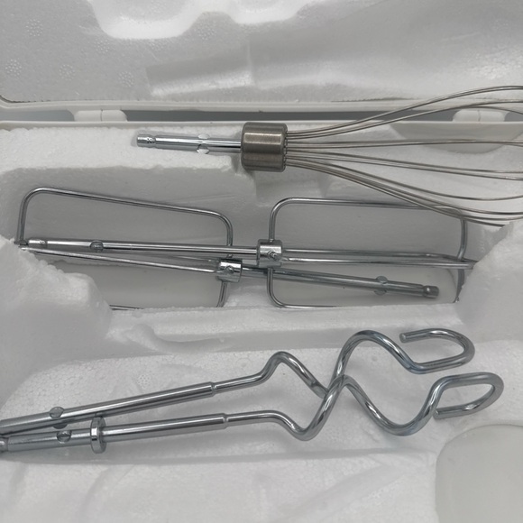 GE 6 Speed Hand Mixer w/ Storage Case 2 Beaters 2 Dough Hooks, 1 Whisk Works - Picture 9 of 13